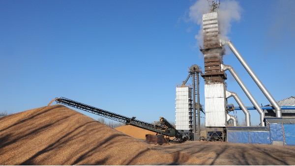 烘糧噸成本降至28元！300噸烘干塔用上秸稈直燃熱風(fēng)爐，相比燃煤一天節(jié)省一萬六！